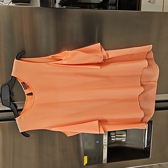 💕VINCE CAMUTO💕 Cold Shoulder Short Sleeve Blouse ~ Salmon Pink Medium M NWOT - Picture 1 of 7